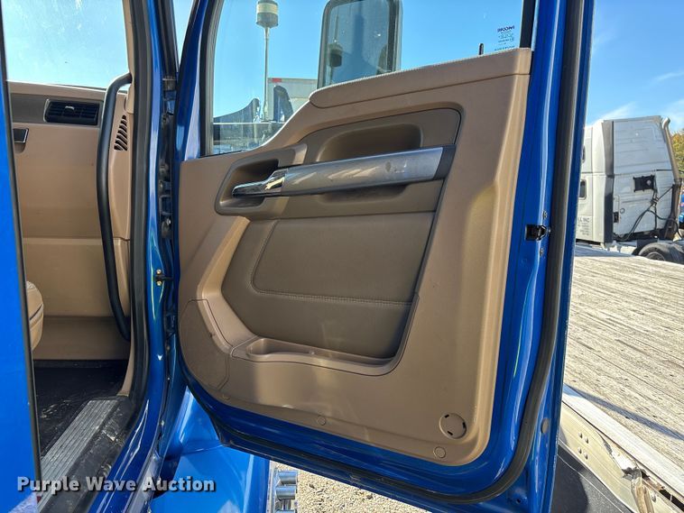 image for item YA1153 2017 Kenworth T680 semi truck