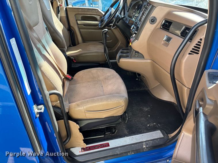 image for item YA1153 2017 Kenworth T680 semi truck