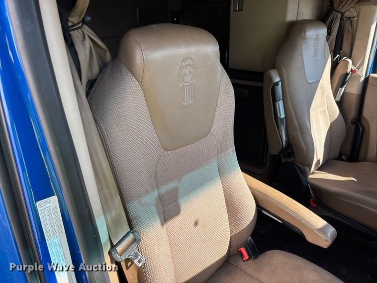 image for item YA1153 2017 Kenworth T680 semi truck