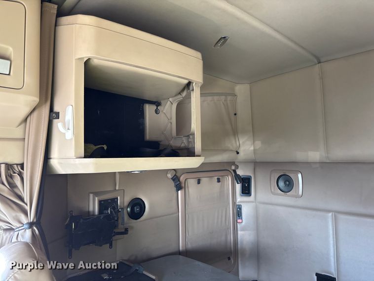 image for item YA1153 2017 Kenworth T680 semi truck