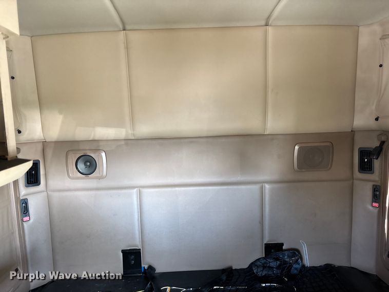 image for item YA1153 2017 Kenworth T680 semi truck