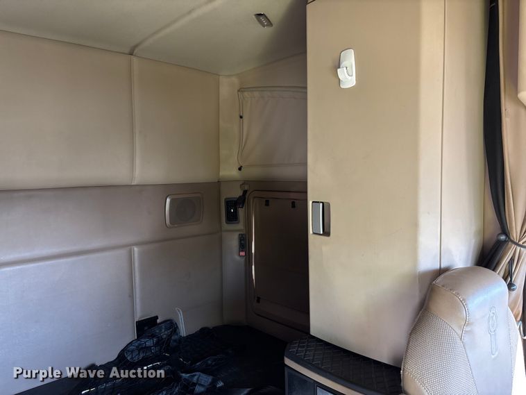 image for item YA1153 2017 Kenworth T680 semi truck