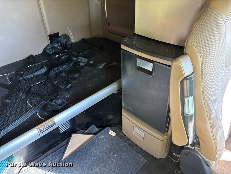 image for item YA1153 2017 Kenworth T680 semi truck