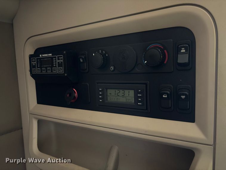 image for item YA1153 2017 Kenworth T680 semi truck