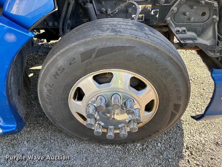 image for item YA1153 2017 Kenworth T680 semi truck