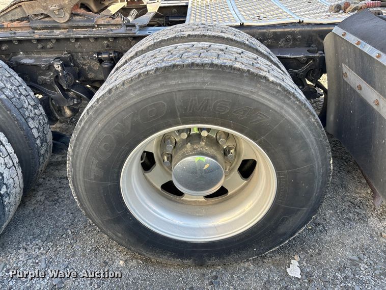 image for item YA1153 2017 Kenworth T680 semi truck