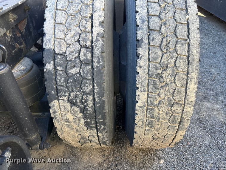 image for item YA1153 2017 Kenworth T680 semi truck