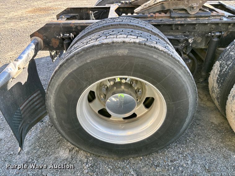 image for item YA1153 2017 Kenworth T680 semi truck