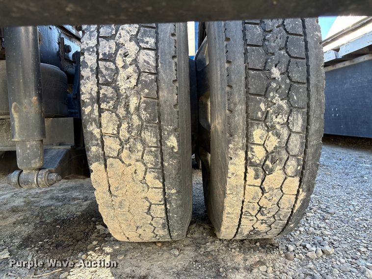 image for item YA1153 2017 Kenworth T680 semi truck