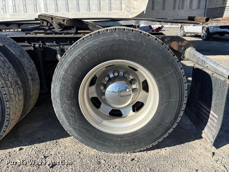 image for item YA1153 2017 Kenworth T680 semi truck