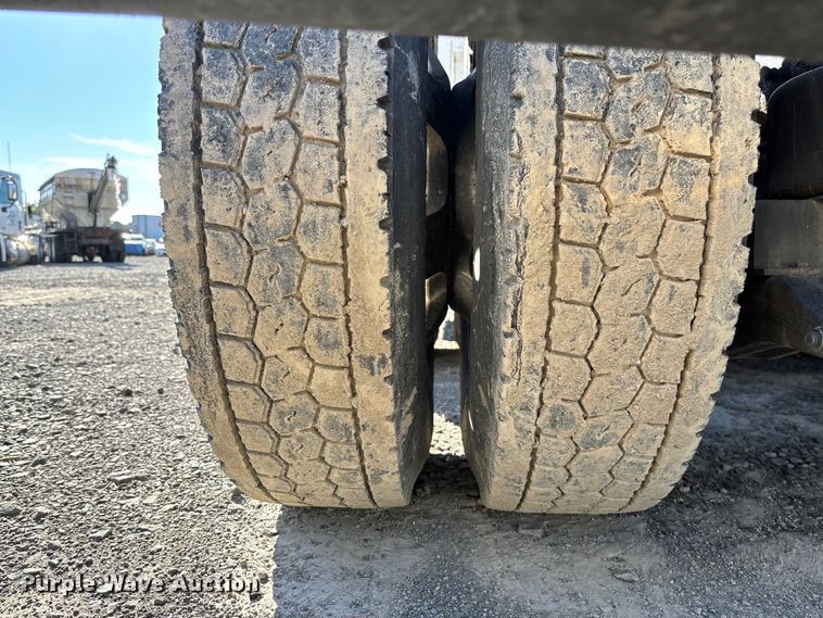 image for item YA1153 2017 Kenworth T680 semi truck