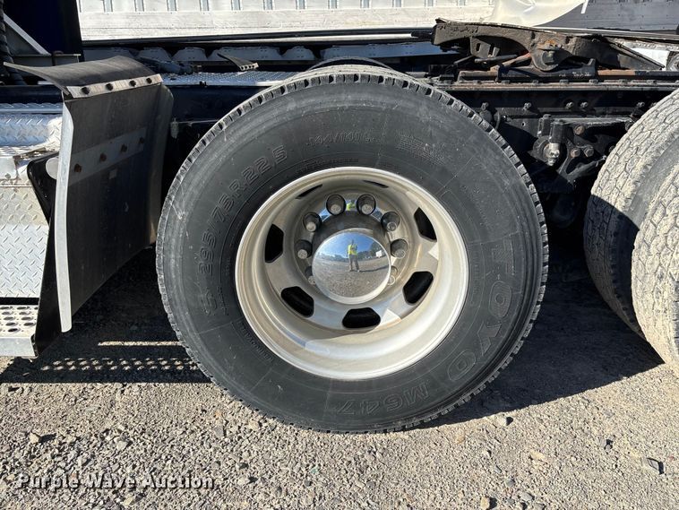 image for item YA1153 2017 Kenworth T680 semi truck