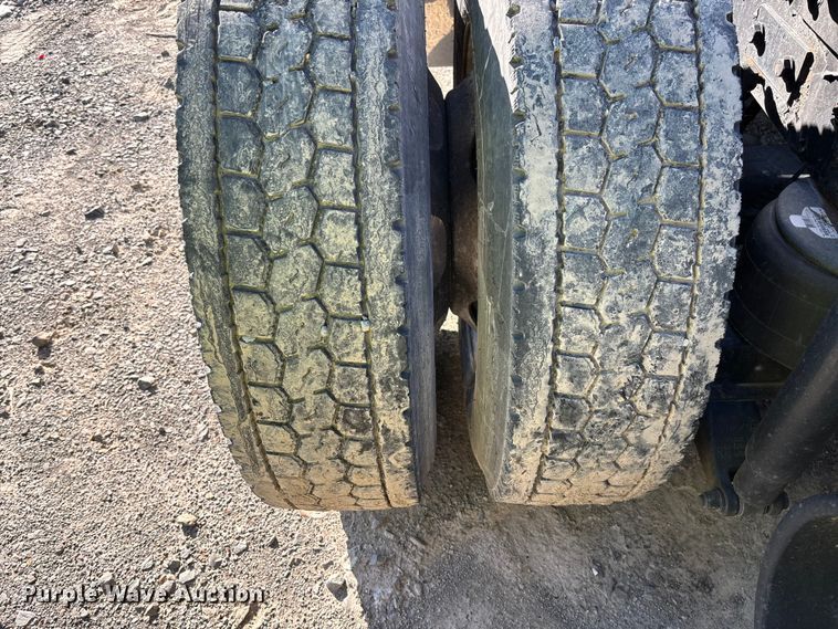 image for item YA1153 2017 Kenworth T680 semi truck