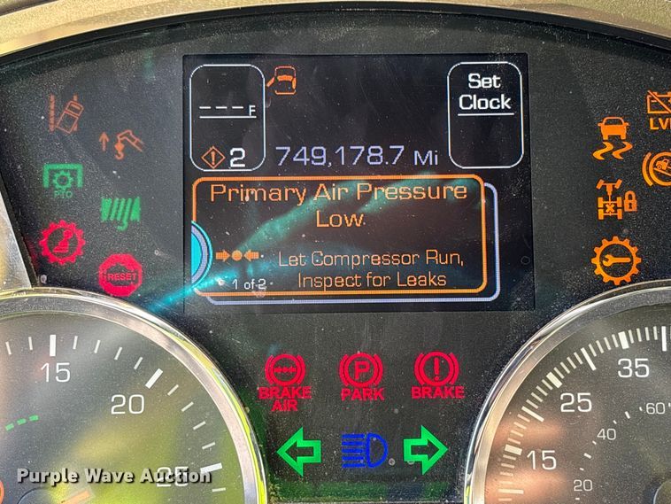 image for item YA1153 2017 Kenworth T680 semi truck