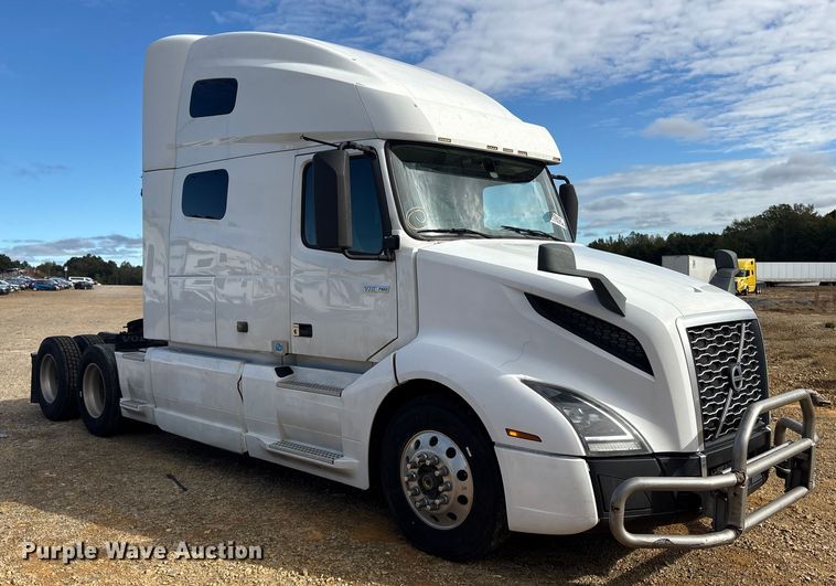 image for item YA1156 2020 Volvo VNL semi truck