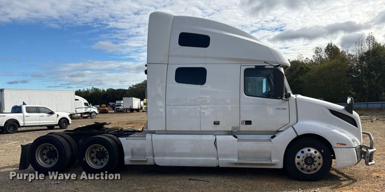 image for item YA1156 2020 Volvo VNL semi truck