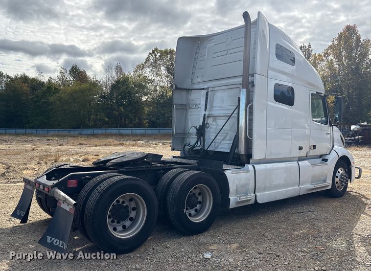 image for item YA1156 2020 Volvo VNL semi truck
