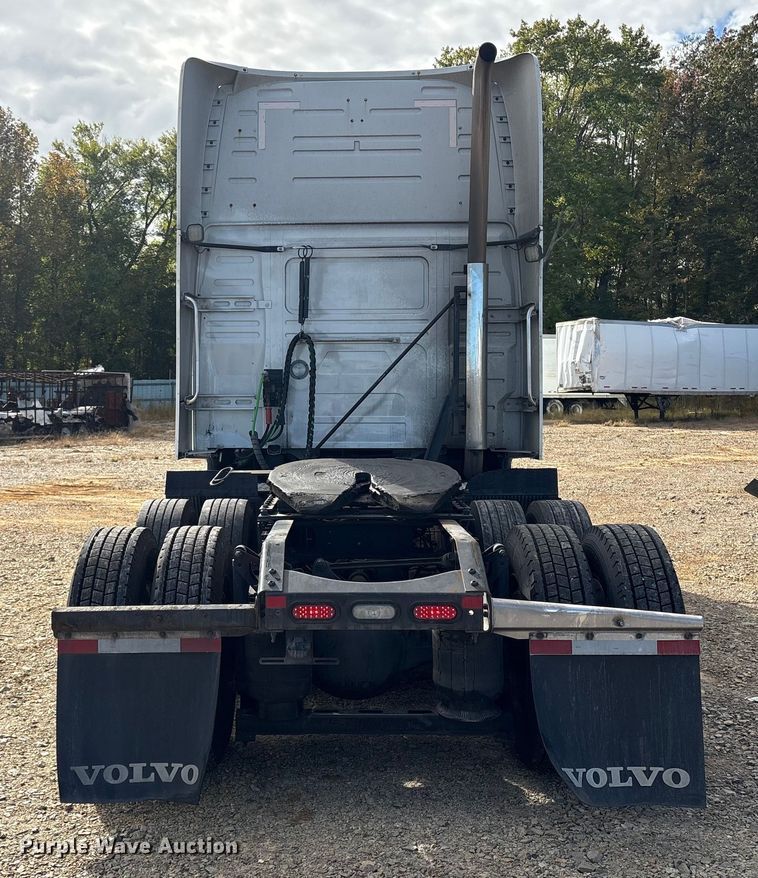 image for item YA1156 2020 Volvo VNL semi truck