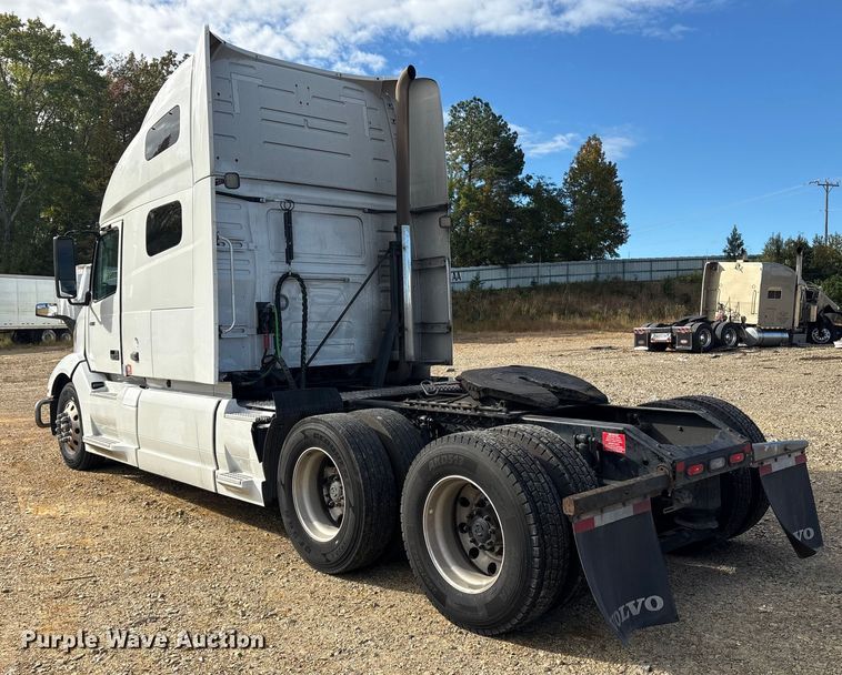 image for item YA1156 2020 Volvo VNL semi truck