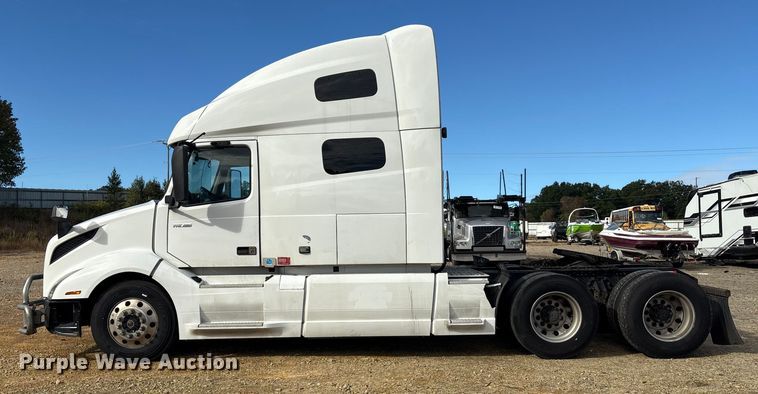 image for item YA1156 2020 Volvo VNL semi truck