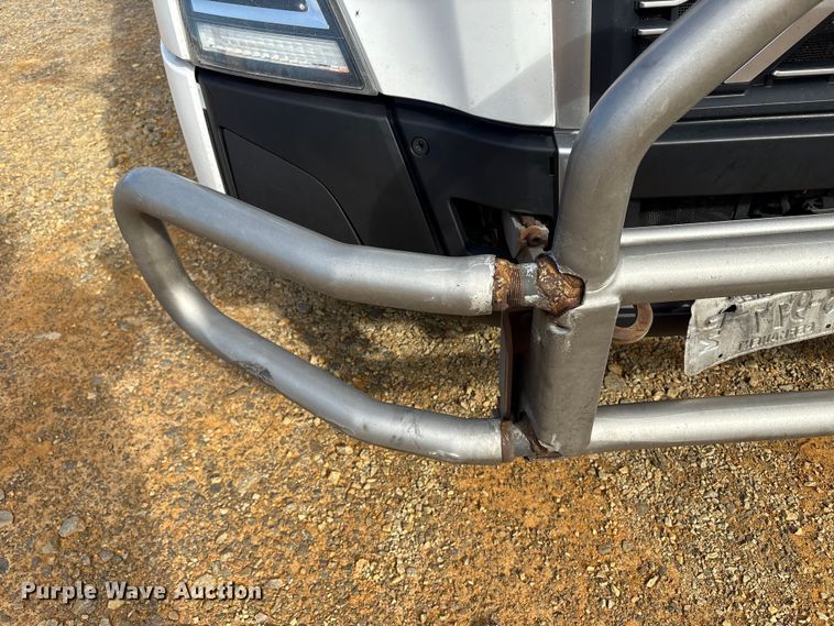 image for item YA1156 2020 Volvo VNL semi truck