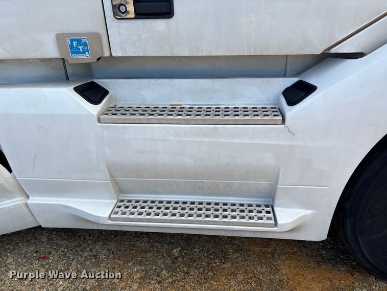 image for item YA1156 2020 Volvo VNL semi truck