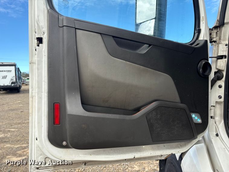 image for item YA1156 2020 Volvo VNL semi truck