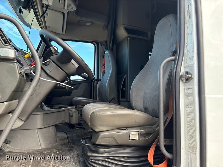 image for item YA1156 2020 Volvo VNL semi truck