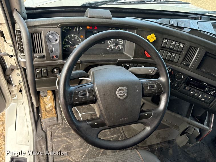 image for item YA1156 2020 Volvo VNL semi truck