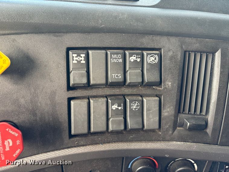 image for item YA1156 2020 Volvo VNL semi truck