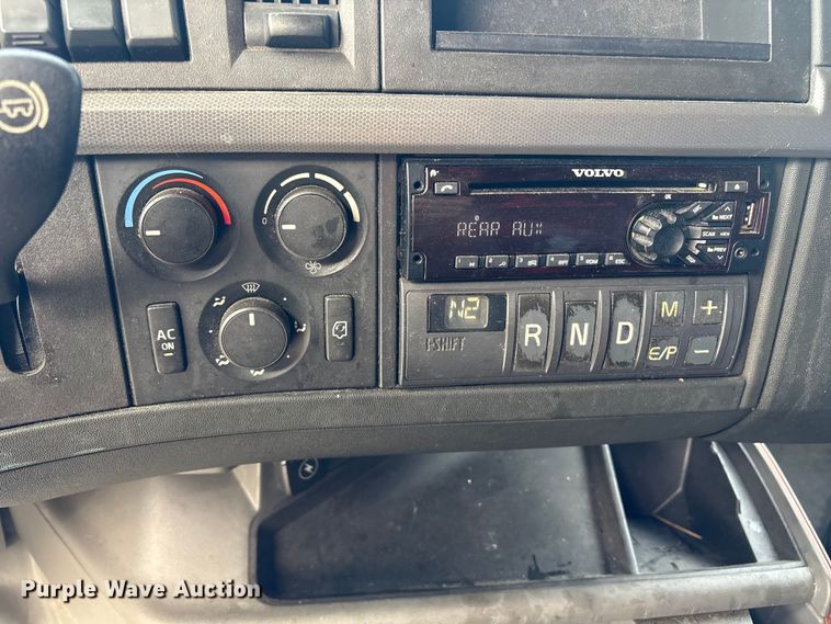 image for item YA1156 2020 Volvo VNL semi truck