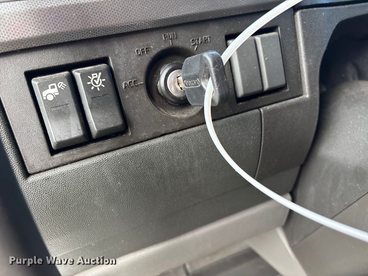 image for item YA1156 2020 Volvo VNL semi truck