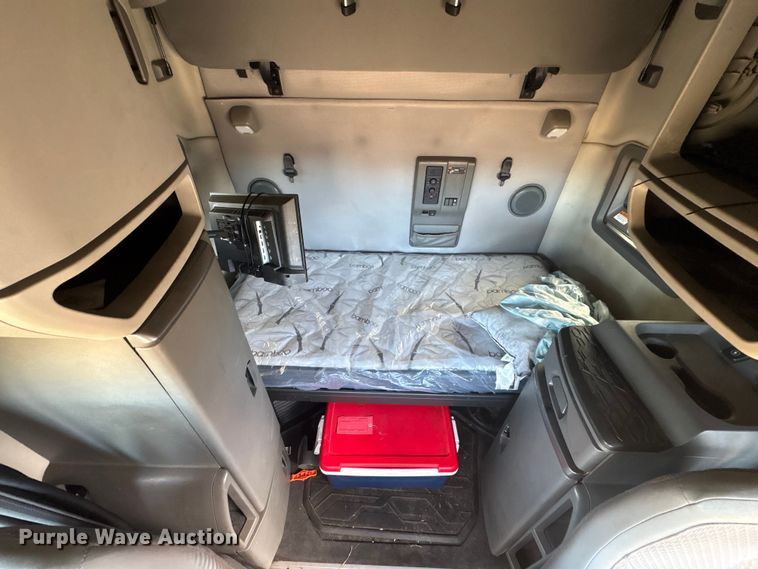 image for item YA1156 2020 Volvo VNL semi truck