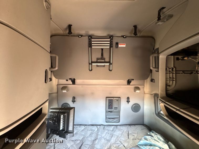 image for item YA1156 2020 Volvo VNL semi truck