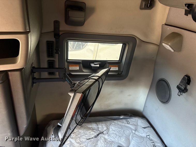 image for item YA1156 2020 Volvo VNL semi truck