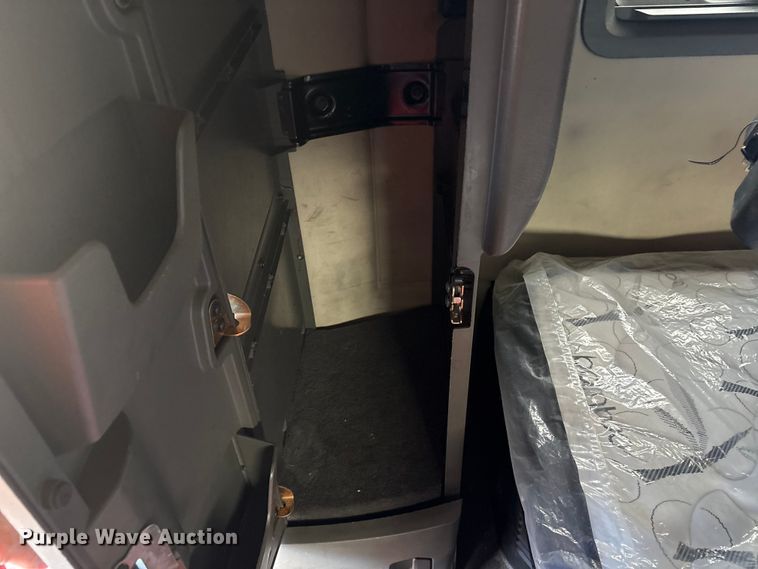 image for item YA1156 2020 Volvo VNL semi truck