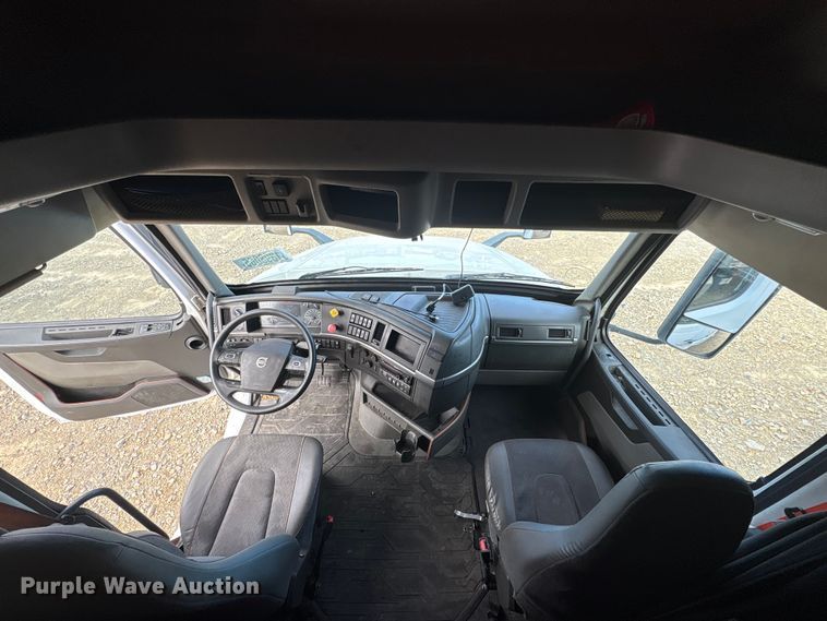 image for item YA1156 2020 Volvo VNL semi truck