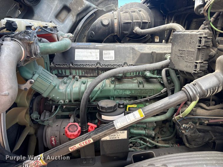 image for item YA1156 2020 Volvo VNL semi truck