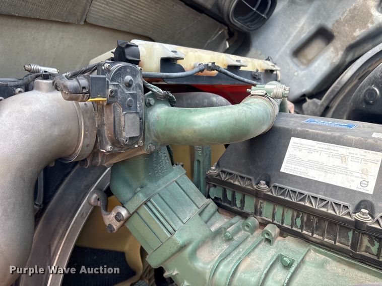 image for item YA1156 2020 Volvo VNL semi truck