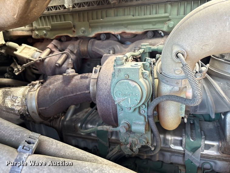 image for item YA1156 2020 Volvo VNL semi truck