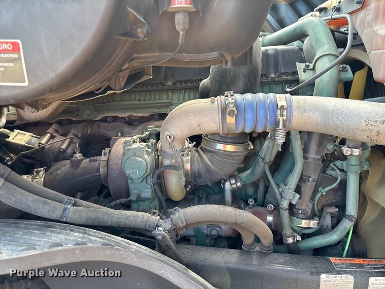 image for item YA1156 2020 Volvo VNL semi truck