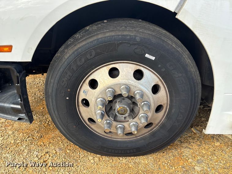 image for item YA1156 2020 Volvo VNL semi truck