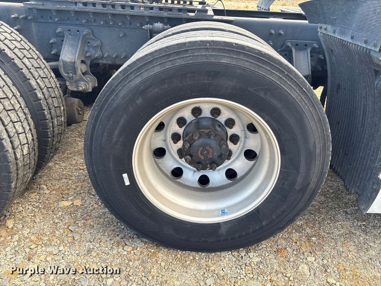 image for item YA1156 2020 Volvo VNL semi truck