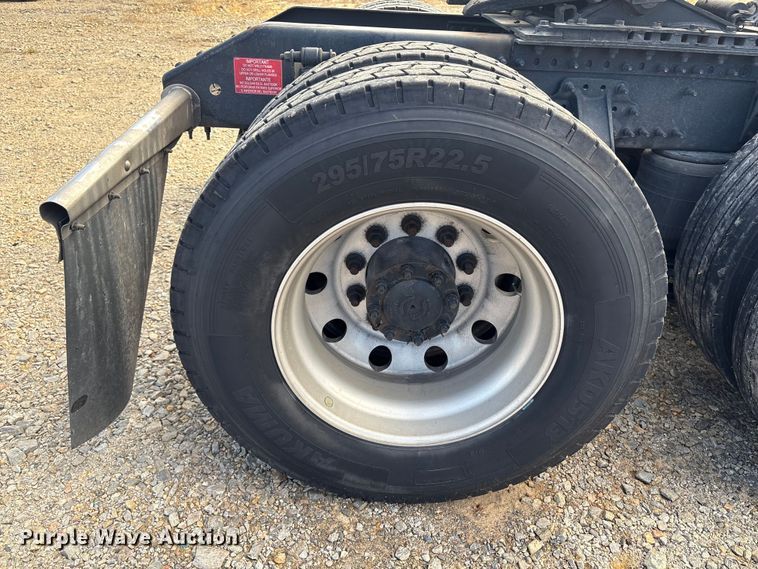 image for item YA1156 2020 Volvo VNL semi truck