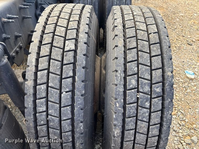 image for item YA1156 2020 Volvo VNL semi truck