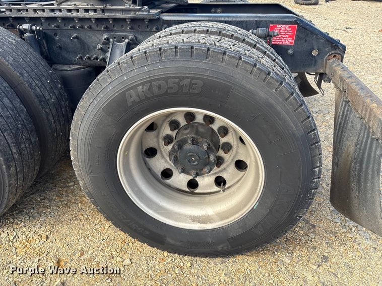 image for item YA1156 2020 Volvo VNL semi truck