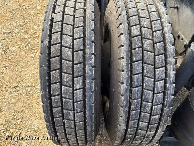 image for item YA1156 2020 Volvo VNL semi truck