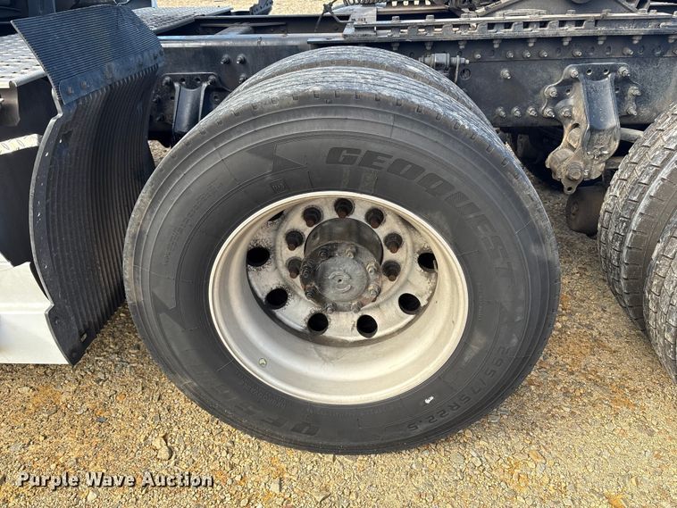 image for item YA1156 2020 Volvo VNL semi truck