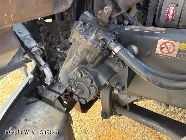 image for item YA1156 2020 Volvo VNL semi truck