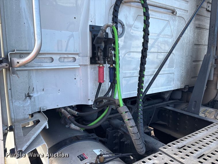 image for item YA1156 2020 Volvo VNL semi truck